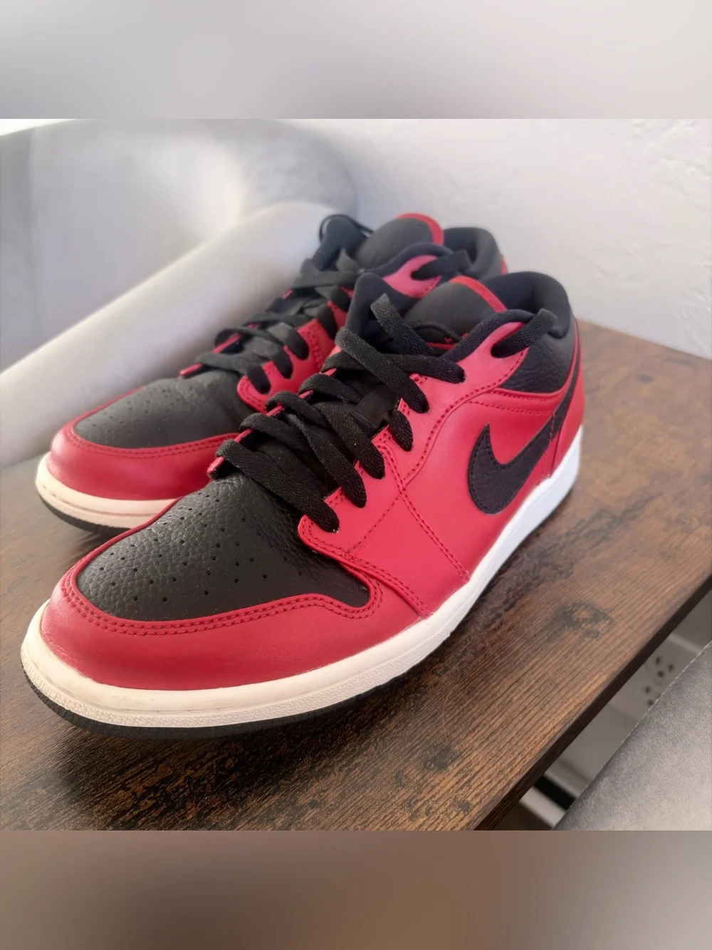 JORDAN 1 LOW 'REVERSE BRED' in Red/Black Sz. 10M Like New.